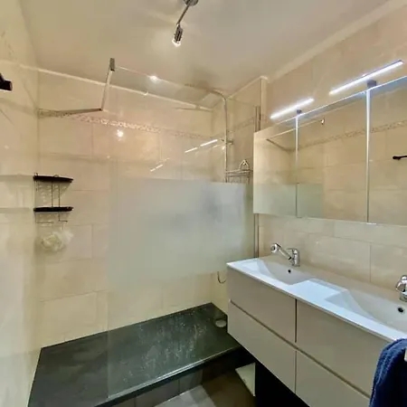 De 11 M2 Avec Balcon * Paris